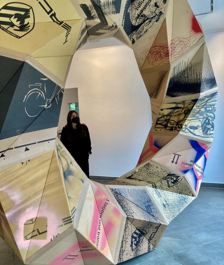 Galeristin Leonie Hirn mit dem Objekt "Twist" von Peter Sandbichler in der Galerie 60 in Feldkirch. <span class="copyright">VN/CD</span>