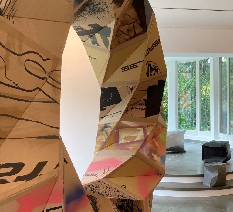 Arbeiten "Twist" und Arbeiten aus der Reihe "Alte Schachteln" von Peter Sandbichler in Feldkirch.
