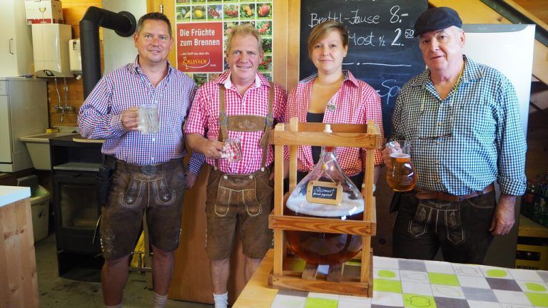 Schriftführer Michael Niegel, Obmann-Stellvertreter Josef Giesinger, Monika Eberle und Obmann Herbert Wehinger beim Mostheurigen.