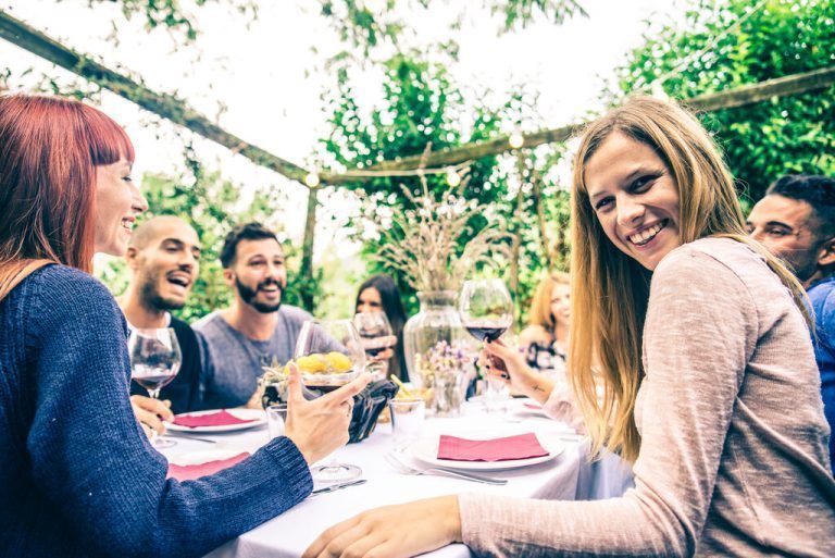 So soll es wieder sein. Gemeinsam mit Freunden feiern. Shutterstock