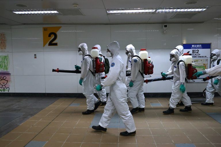 Soldaten  in Schutzanzügen desfinizieren eine Metrostation in Taipeh. In Taiwan kam es zu einem Anstieg der Corona-Infektionen. reuters
