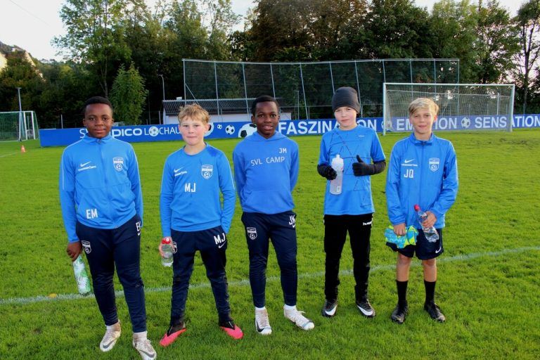 Spaß haben die Buben des U12-Teams mit ihren Trainern Vladan Jeremic und Pino Cafeli.