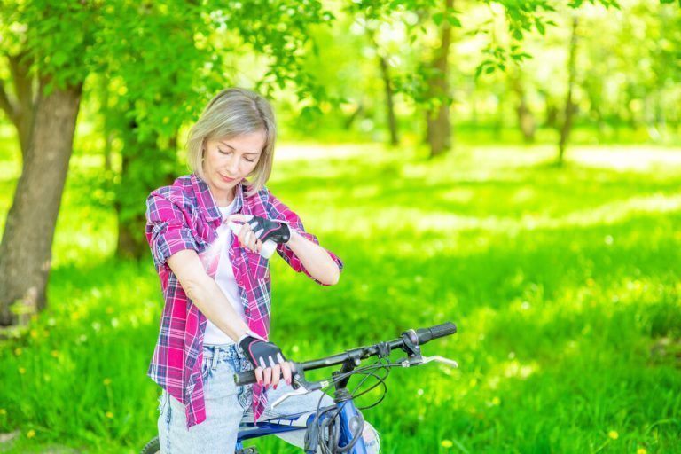 Sprays schützen am besten gegen Mückenstiche. Shutterstock