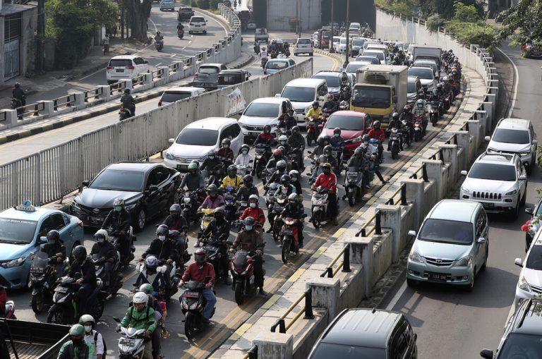 Stau während der Rush Hour: Die Straßen in der indonesischen Millionenstadt Jakarta sind oft vollkommen verstopft. AP