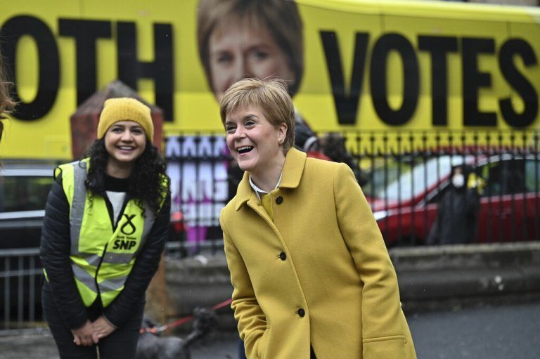 Sturgeon will ein neues Referendum abhalten. Sie hofft auf die Absolute ihrer SNP. AP