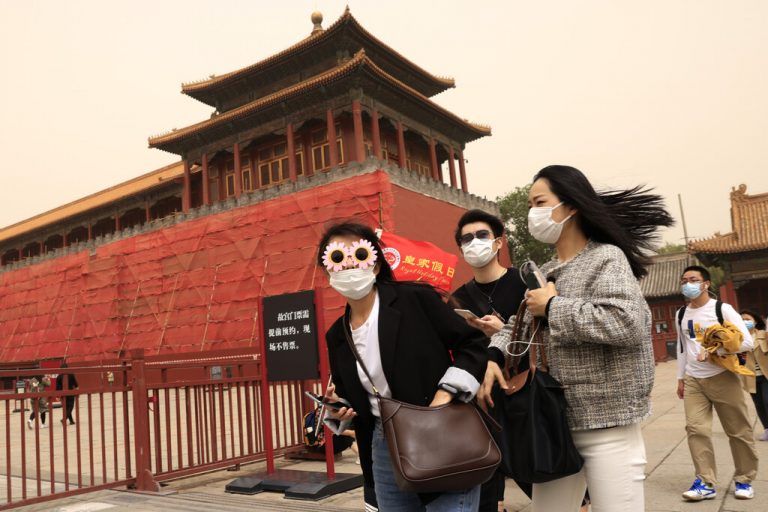 Trotz eines Sandsturms hat sich diese Touristengruppe zu einem Besuch der Verbotenen Stadt in Peking aufgemacht. AFP