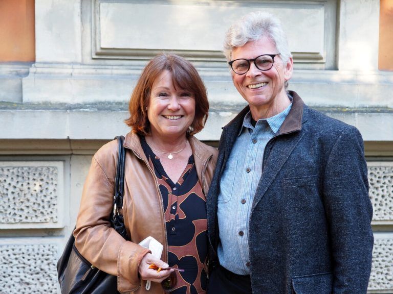 Unter den Besuchern: Bildhauer Stefan Kresser mit Cornelia.