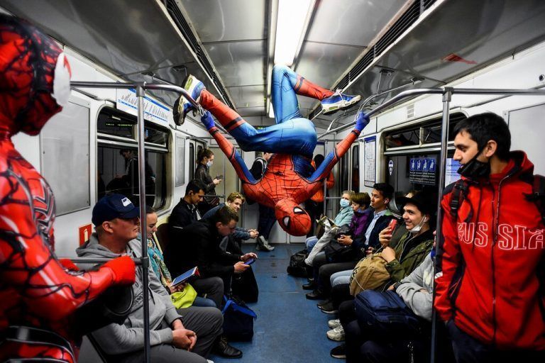 Untergrundtänzer in Spiderman-Kostümen sorgen in der U-Bahn von Sankt Petersburg in Russland für mächtig Aufsehen. AFP