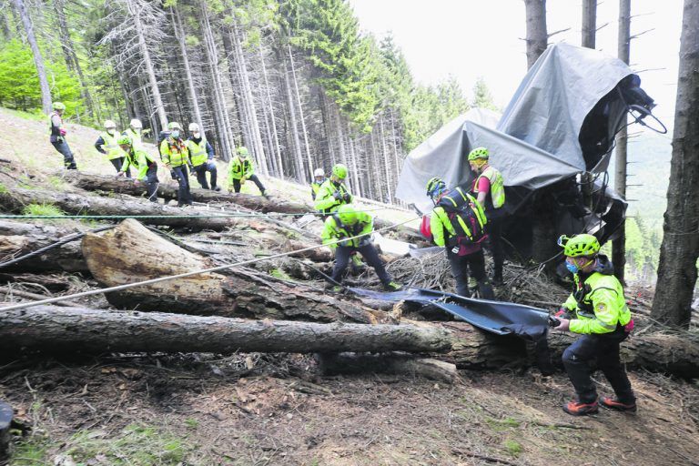 Untersuchungen an der Unglücksstelle laufen auf Hochtouren. Beim Absturz der Gondel starben 14 Menschen, ein fünfjähriger Junge überlebte als einziger Insasse schwerverletzt.AP