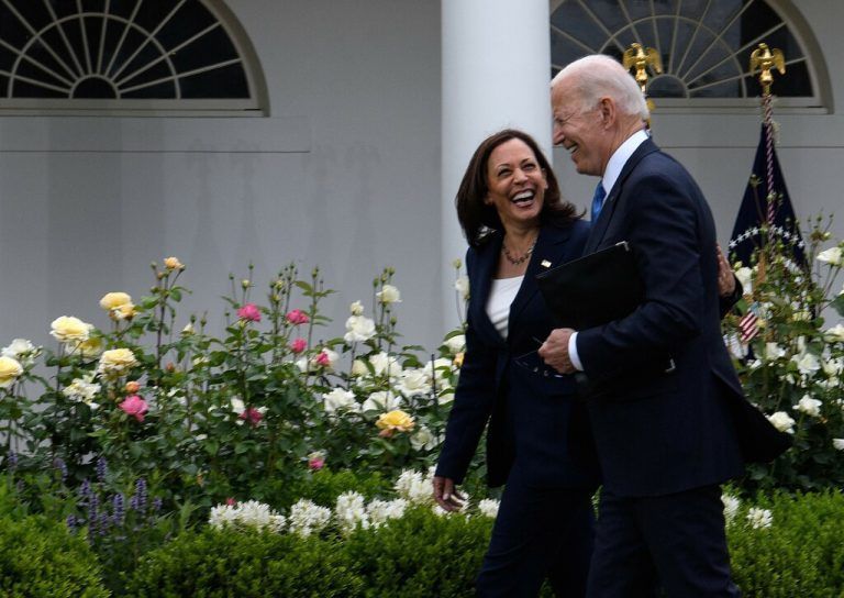 US-Präsident Joe Biden und seine Vize Kamala Harris erklärten am Freitag, dass die Maskenpflicht für Corona-Geimpfte weitgehend fällt. AP