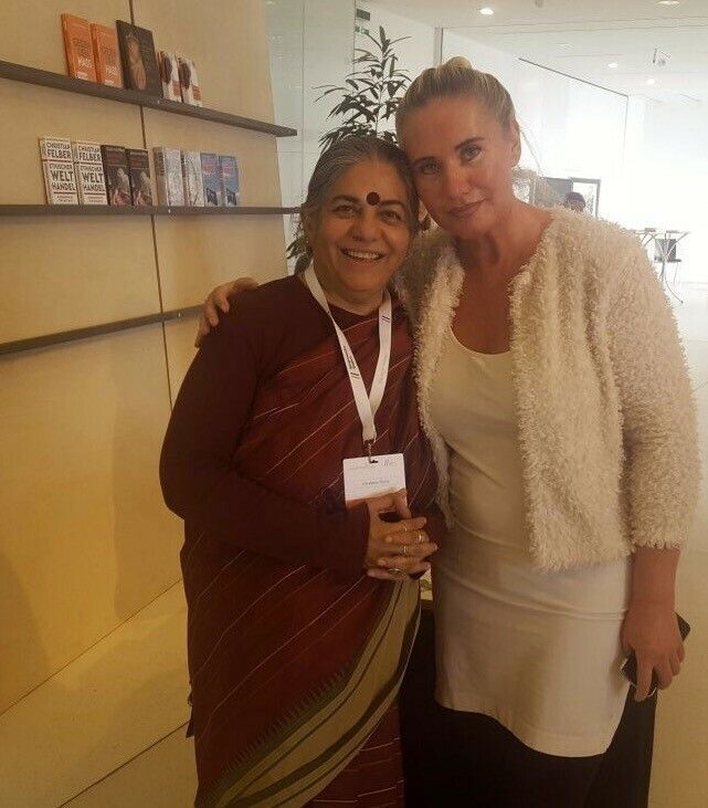 Vandana Shiva mit Verena Daum beim World Future Council in Bregenz.