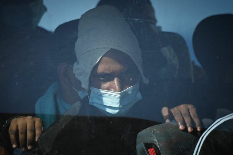 Von NGO‘s unterstützte Migranten warten in Lampedusa darauf, an Bord einer Fähre nach Sizilien gehen zu dürfen. AFP