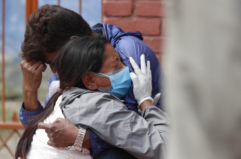 Vor einem Krematorium in Kathmandu, Nepal, trauern Angehörige um eine Person, die an Covid19 gestorben ist. AFP