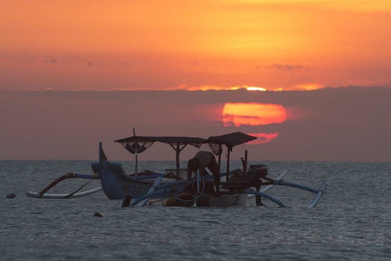 Während des Sonnenuntergangs ist ein Fischerboot vor der Küste Kutas auf der indonesischen Insel Bali unterwegs. AP