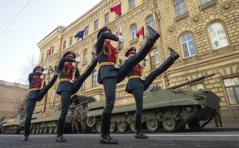 Wie in vielen Städten wurde auch in Moskau mit einer Militärparade der 76. Jahrestag des Endes des Zweiten Weltkriegs gefeiert. AP