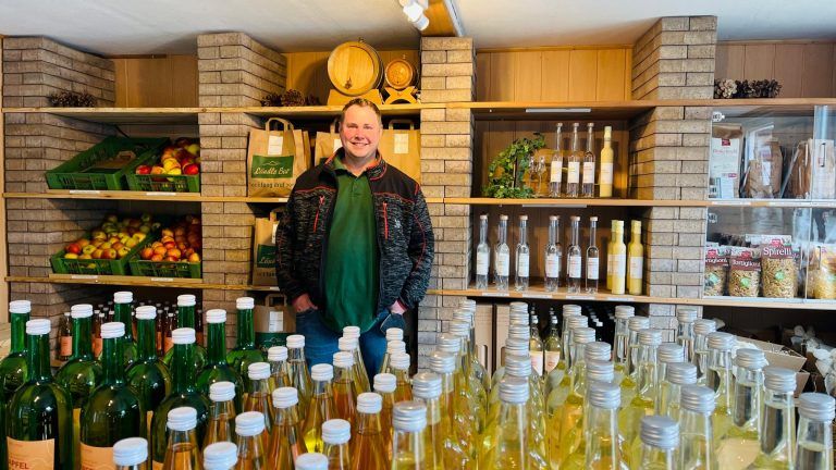 Landwirt Josef Rosenzopf setzt in seinem SB-Hofladen auf regionalen und direkten Verkauf seiner Produkte. <span class="copyright">VN/TAS</span>