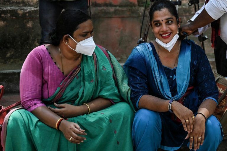 Zwei Frauen warten in einem Gesundheitszentrum im südindischen Chennai auf ihre Corona-Impfung. AFP