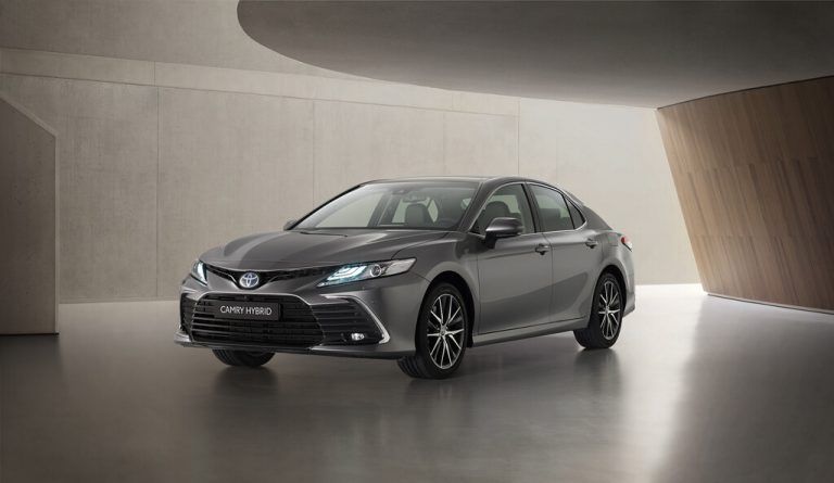2019 ist der Toyota Camry nach Europa zurückgekehrt. Jetzt erfolgte eine Aktualisierung des 178-PS-Vollhybriden. Der Preis: ab 40.990 Euro.