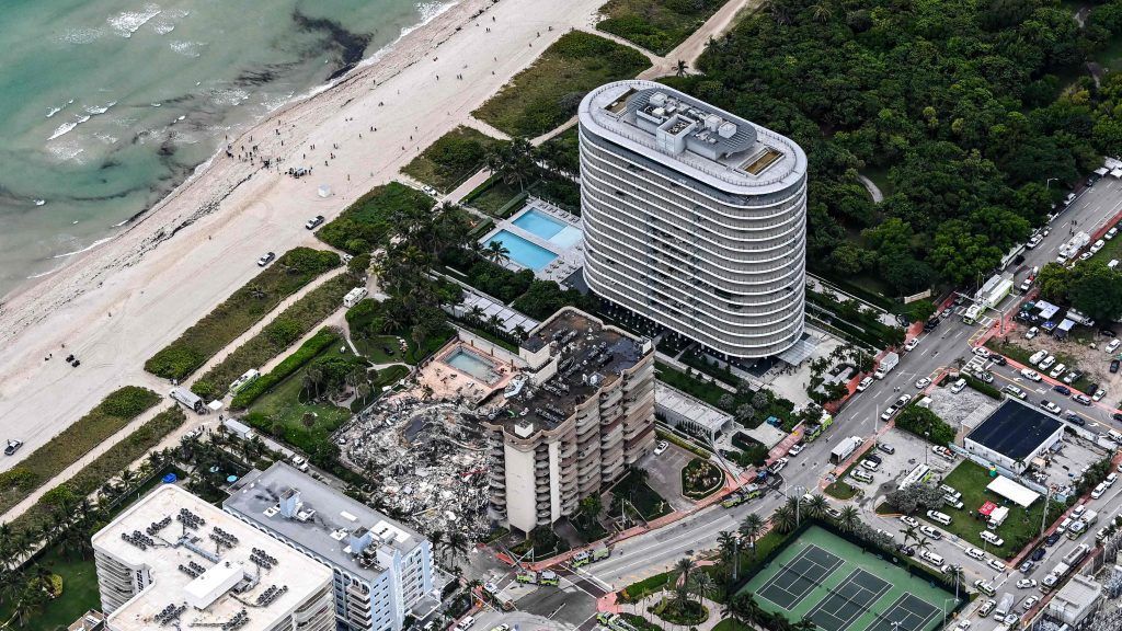 Suche nach Verschütteten nach Gebäude-Einsturz in Florida