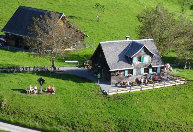 Mädchen (17) neben Wasserfall abgestürzt