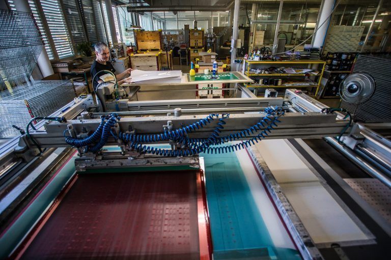 Der klassische Siebdruck gehört auch weiterhin zum Portfolio in der Werbetechnik. VN/Steurer