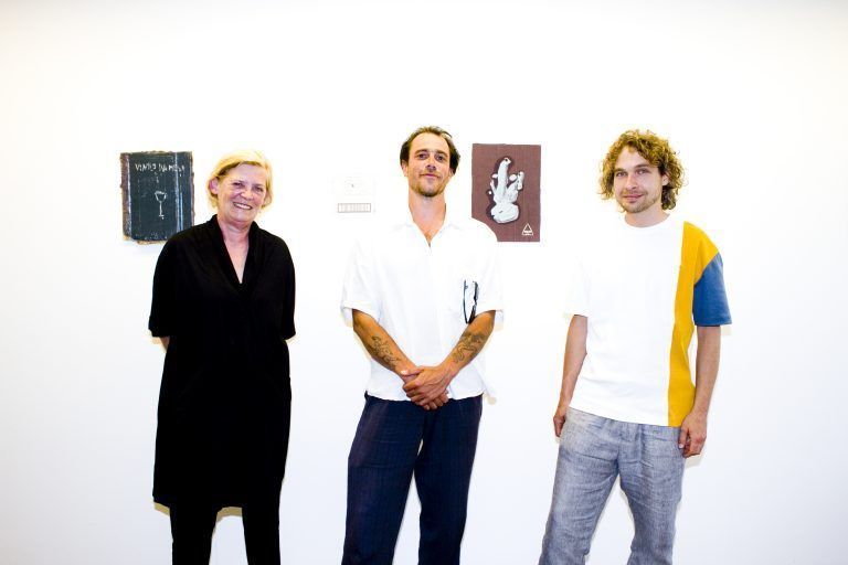Galeristin Andrea Romagna-Miessgang mit dem Künstler Linus Barta und Dialogpartner Lorenz Helfer. franc