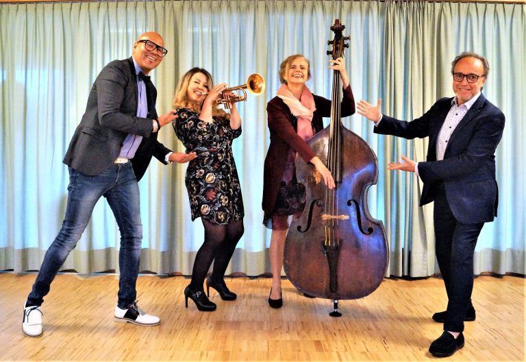 Boten einen unterhaltsamen Abend: Jazz-Trompeter Amik Guerra, Schauspielerinnen Yasmin Ritter und Renate Bauer sowie Kontrabassist Rosario Bonaccorso.