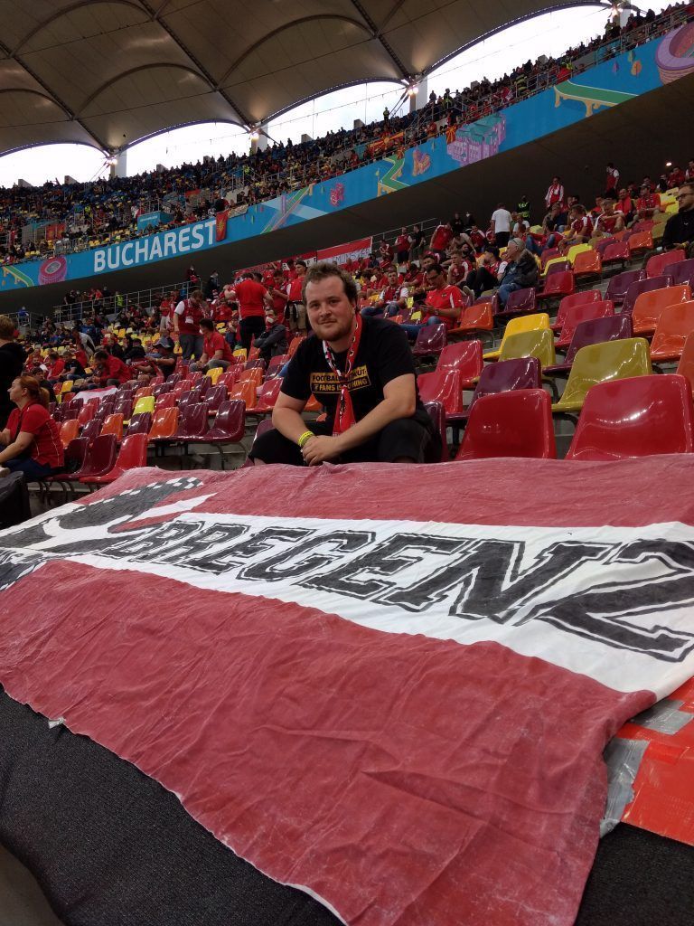 Benjamin Fogarasi im Bukarest Nationalstadion mit der Bregenz-Flagge. <span class="copyright">VN</span>
