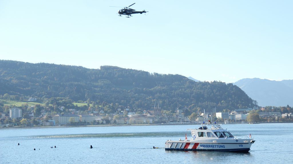 Zwei Segelboote während Regatta am Bodensee gekentert