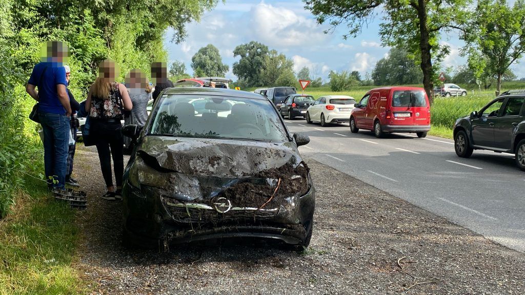 Senderstraße: Auto landet nach Unfall im Graben