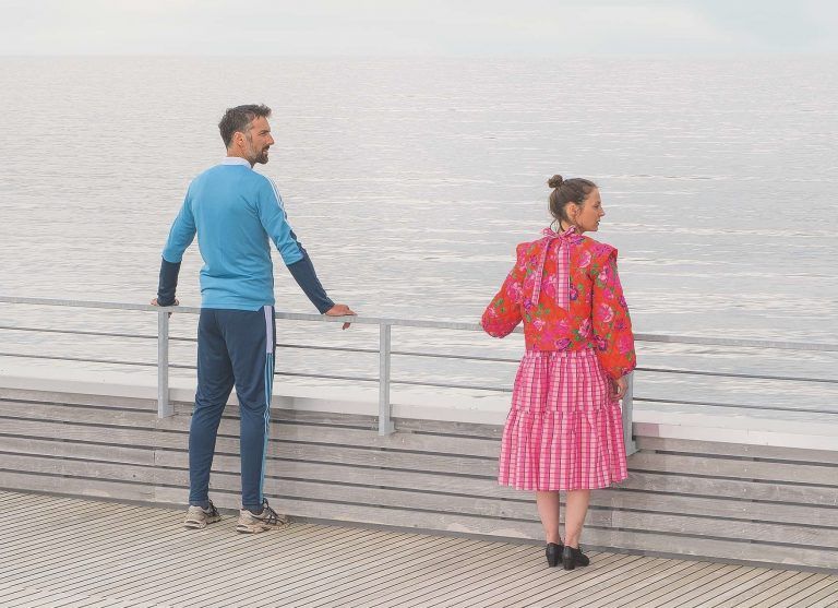 In „Auf nach Alang!“ spielen Jeanne Devos und Tobias Fend. Die Musiker sind Florian Wagner und Nikolaus Feinig. Aufführungsorte sind u. a. Schwimmbäder. feinig