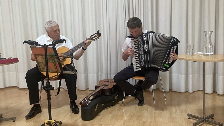 Albert und Philipp Lingg ließen sich von der Hitze nicht irritieren und begeisterten mit Bregenzerwälder Musik, Charme und Schmäh.Montiperle