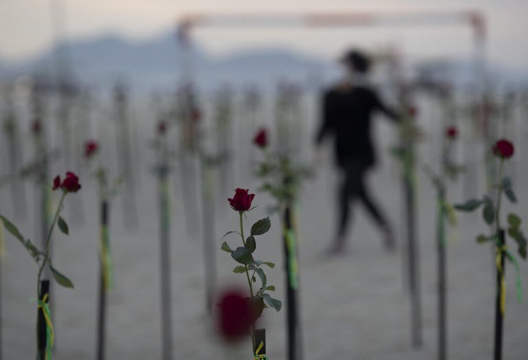 Am Copacabana Strand in Rio de Janeiro erinnern Rosen an die mehr als 500.000 Corona-Todesopfer in Brasilien. AP