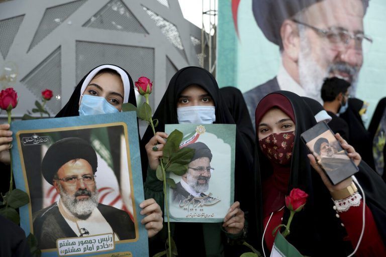 Anhängerinnen feiern den Sieg Raisis in der Hauptstadt Teheran. Die Wahlbeteiligung war indes sehr niedrig. AP