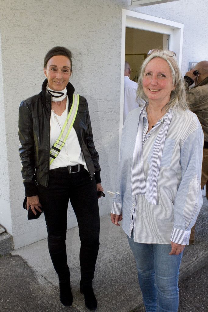 Anja Schmieder (l.) mit Vorstandsmitglied Christine Lingg.