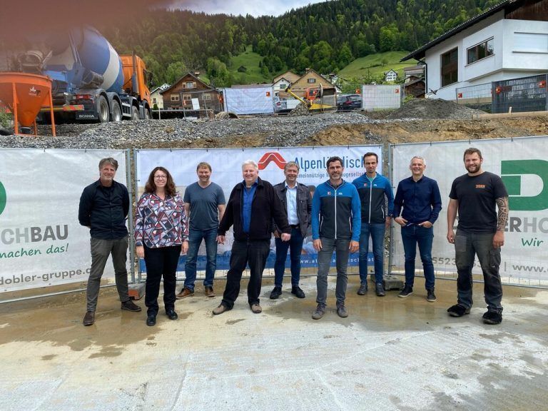 Architekt Wolfgang Schmieder, Alexandra Schalegg (Alpenländische), GV Reinhard Matt, Christian Jeitler (Alpenländische), Baumeister Gebhard Pettinger und das Team.<span class="copyright">Egle</span>