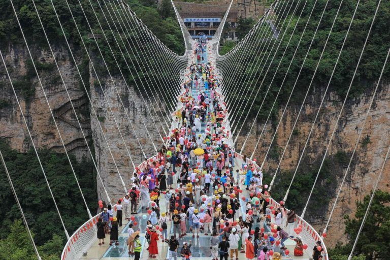 Attraktion in luftiger Höhe: Diese Aufnahme zeigt Besucher eines Skywalks in Zhangjiajie in der zentralchinesischen Provinz Hunan. AFP