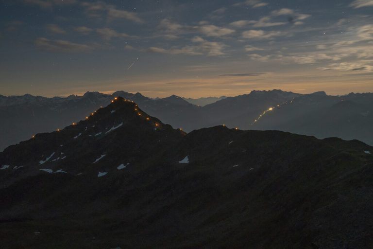 Auch am Hochjoch wird es bei Einbruch der Dunkelheit ein Sonnwendfeuer geben. Das Brauchtum geht bis ins Mittelalter zurück. Johannes Netzer