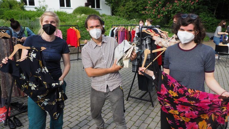 Auch das OK-Team – Theresa (Südwind), Pete (Freigeist) und Theresa (Südwind) – fand Gefallen an dem einen oder anderen Secondhandstück. <span class="copyright">Egle</span>