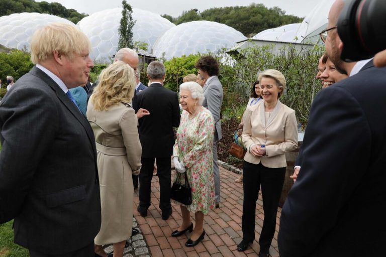 Auch die Queen mischte sich unter die hochrangige Politschar. AFP