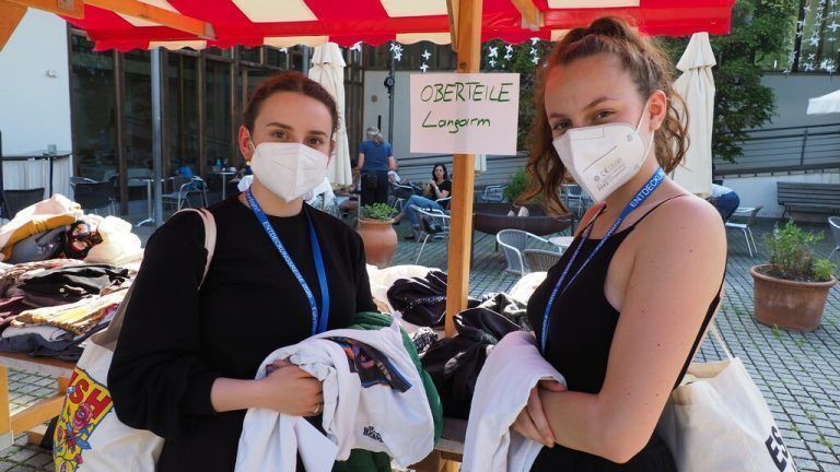 ... auch Olivia und Lena unter den Kleidertauschern ein.