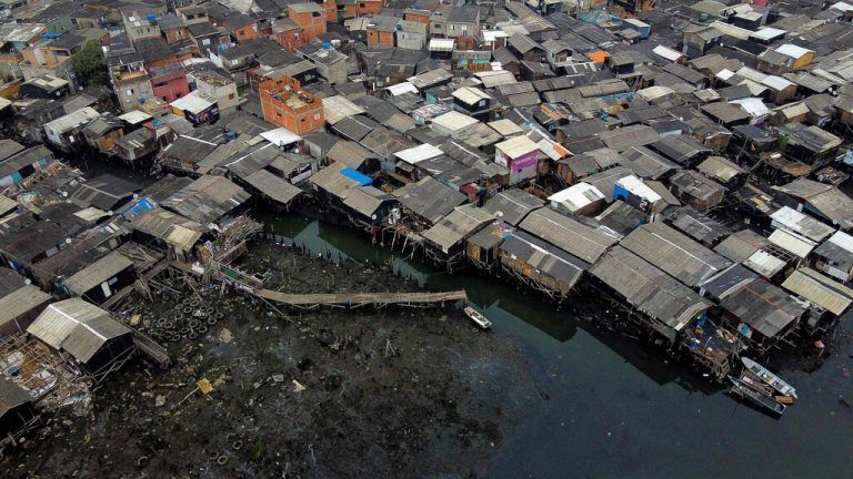 Auf dem Bild ist der Favela Dique da Vila Gilda in der brasilianischen Stadt Santos zu sehen. Corona hat die Ungleichheit weiter verschärft. AFP