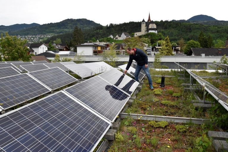 Auf dem Dach des Hauses Klosterreben wurde bereits eine Photovoltaikanlage errichtet. Nun folgen weitere.<span class="copyright">Oswald/Marktgemeinde</span>