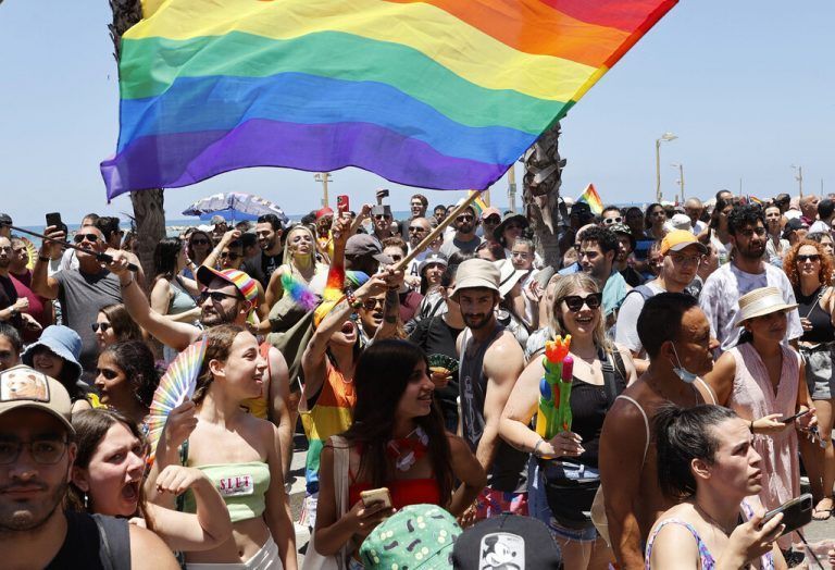 Auf der Pride Parade in Tel Aviv haben Tausende Menschen gleiche Rechte für Schwule, Lesben, Bi- und Transsexuelle (LGBT) gefordert. AFP