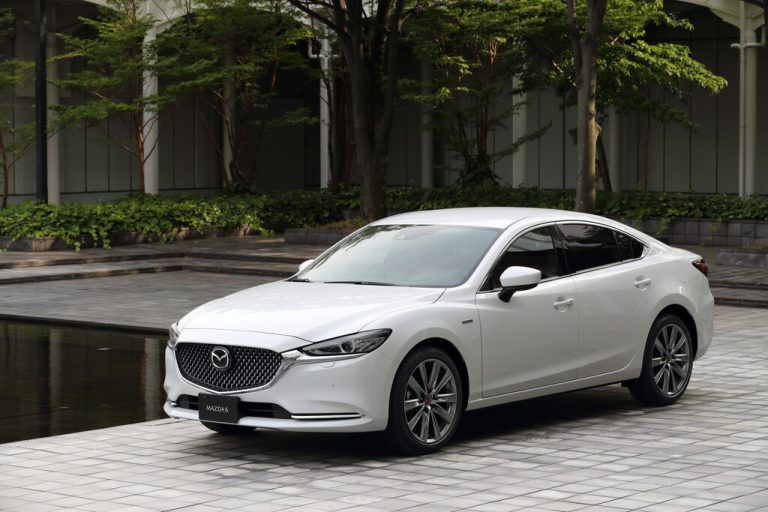 Auf Verbrennerlinie bleibt Mazda mit dem 6er, das betrifft Limousine sowie Kombi. Der Preis: jeweils ab 29.190 Euro mit 145 Benziner-PS.