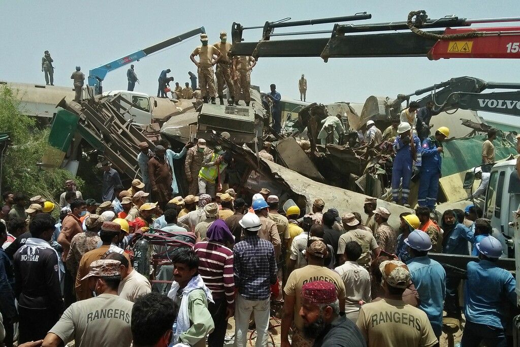 Zugunglück in Pakistan fordert Dutzende Tote