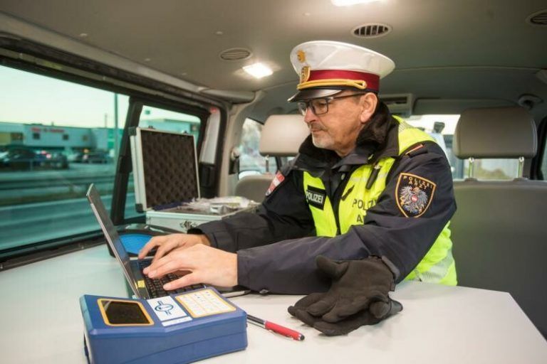 Auch das Drogentestgerät der Polizei kam am vergangenen Donnerstag bei den Kontrollen zum Einsatz <span class="copyright">vn/Paulitsch</span>