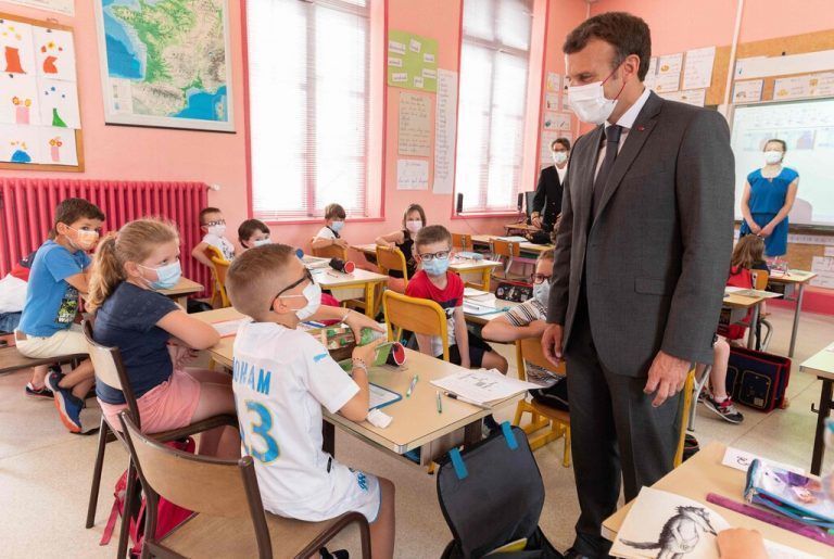 Bei einem Besuch in Poix de Picardie tauscht sich Frankreichs Präsident Emmanuel Macron mit Volksschülern aus. AFP