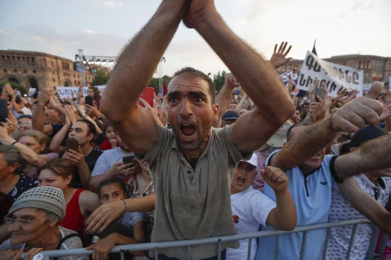 Bei einer Kundgebung in Eriwan jubeln Anhänger des armenischen Regierungschefs Nikol Paschinjan über den Wahlsieg seiner Partei. AP