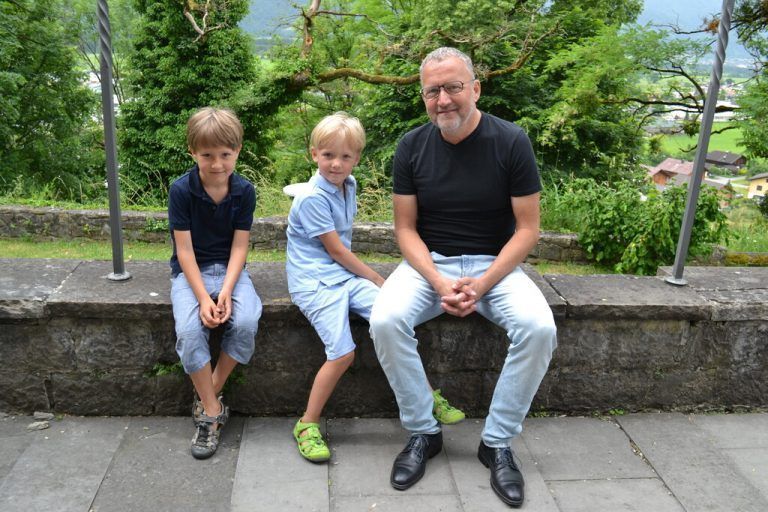 Bernd Konzett mit seinen Söhnen Claudius und Emanuel.